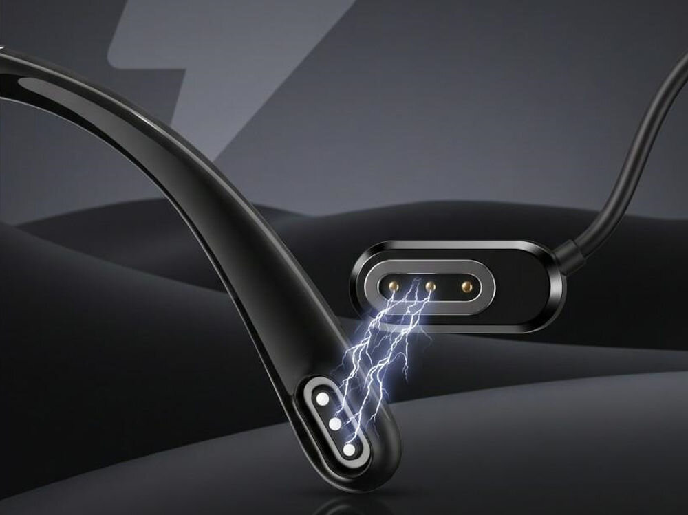 Obraz przedstawia czarny kabel ładujący z magnetycznym złączem, z którego wydobywają się błyskawice symbolizujące przepływ energii. Tło jest ciemne i minimalistyczne.