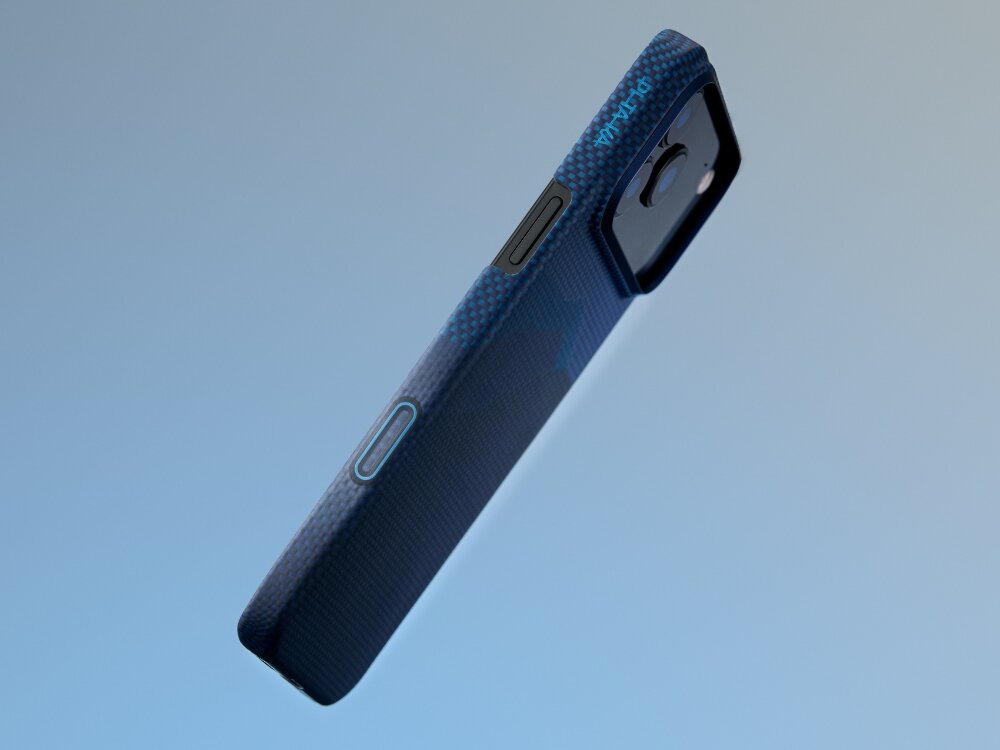 Etui w kolorze niebieskim z teksturą, z wycięciem na aparat i przyciski boczne. Na etui widoczny jest napis \'PITAKA\'.