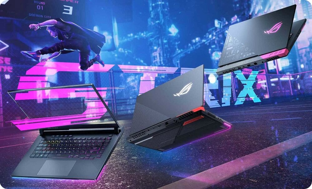 Obraz przedstawia trzy laptopy z logo ROG na tle neonowego napisu \'STRIX\'. W tle widać postać skaczącą w dynamicznej pozie.