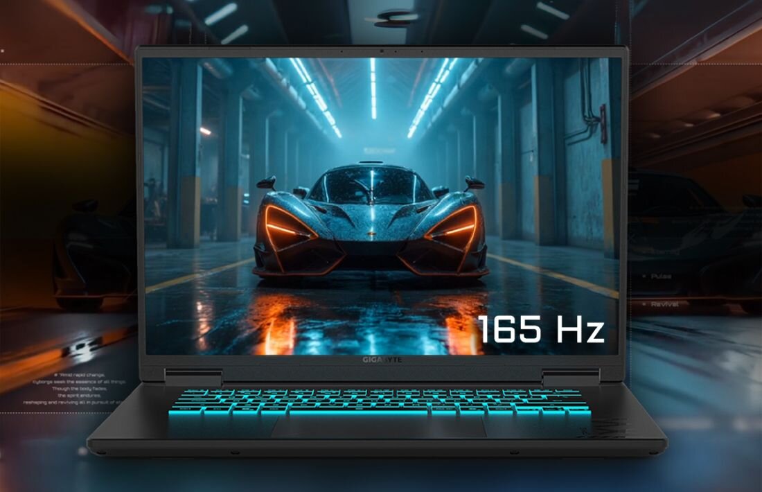 Laptop z podświetlaną klawiaturą wyświetla obraz sportowego samochodu w garażu. Na ekranie widoczny jest napis \'165 Hz\'.