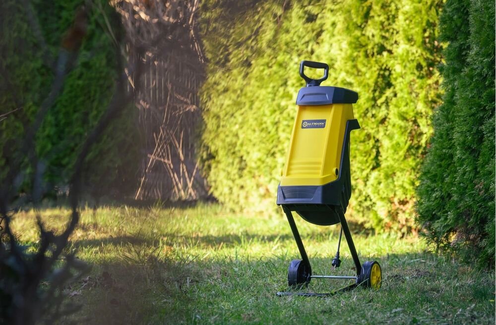 Rozdrabniacz do gałęzi KALTMANN K-RDG-2400 elektryczny 2400W średnica cięcia 45mm, rozdrabnianie, silnik, kompost, gałęzie, Rozdrabniacz ogrodowy stojący na trawniku w zielonym ogrodzie.