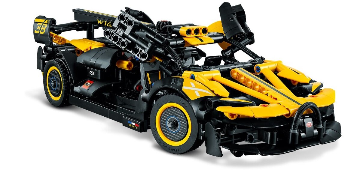 Model samochodu wyścigowego z klocków LEGO w kolorach czarnym i żółtym, z widocznymi szczegółami konstrukcji technicznej. Na modelu znajdują się oznaczenia \'W16\' i \'38\'.