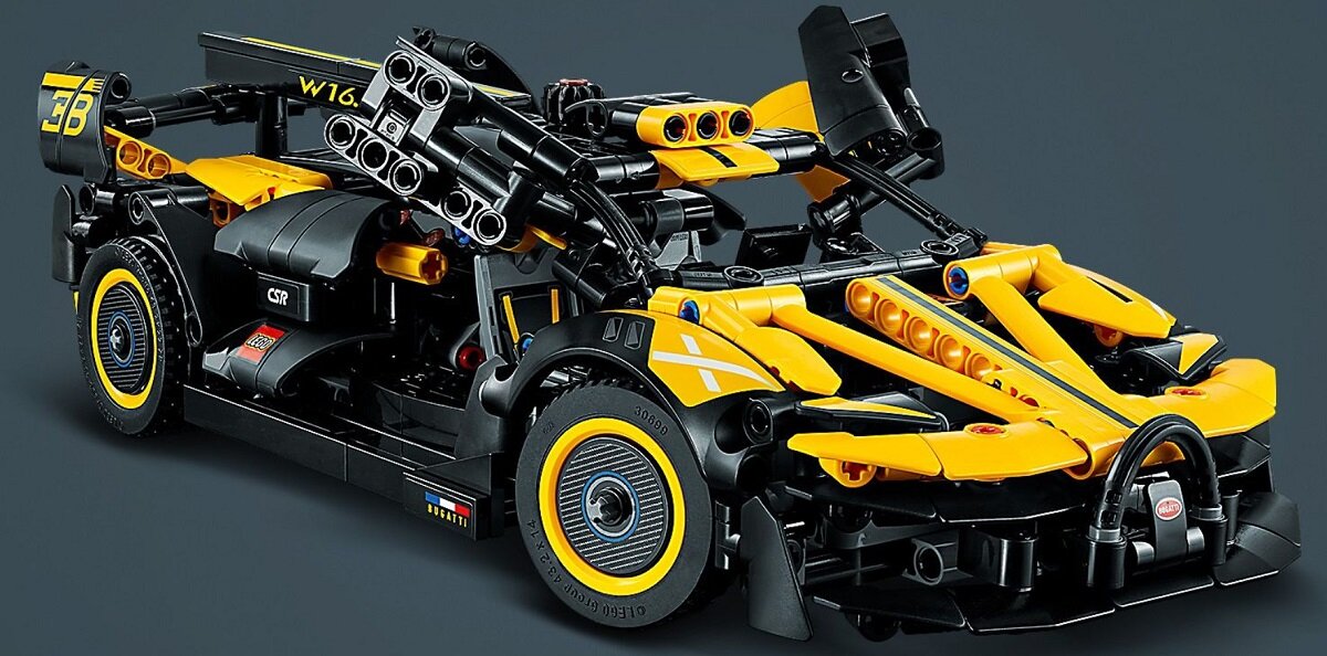 Model samochodu wyścigowego z klocków LEGO w kolorach żółtym i czarnym, z widocznymi szczegółami konstrukcji i oznaczeniami. Na modelu widoczne są napisy \'W16\' i \'CSR\'.