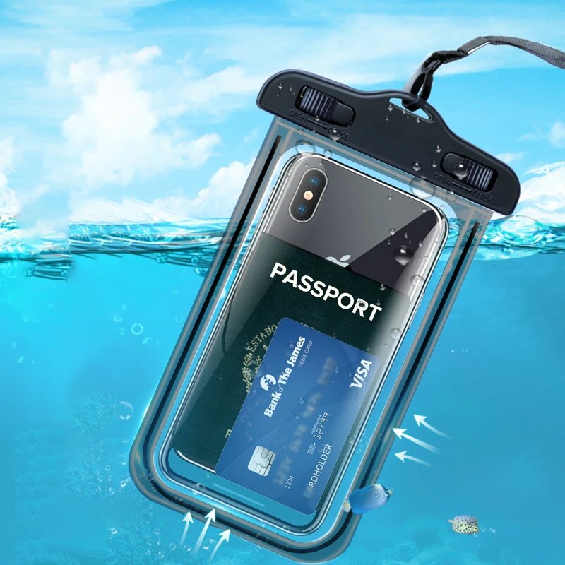 Wodoodporne etui zawiera telefon, paszport i kartę płatniczą z napisem \'Bank The James VISA\'. Etui unosi się w wodzie, a na jego powierzchni widoczne są krople wody.