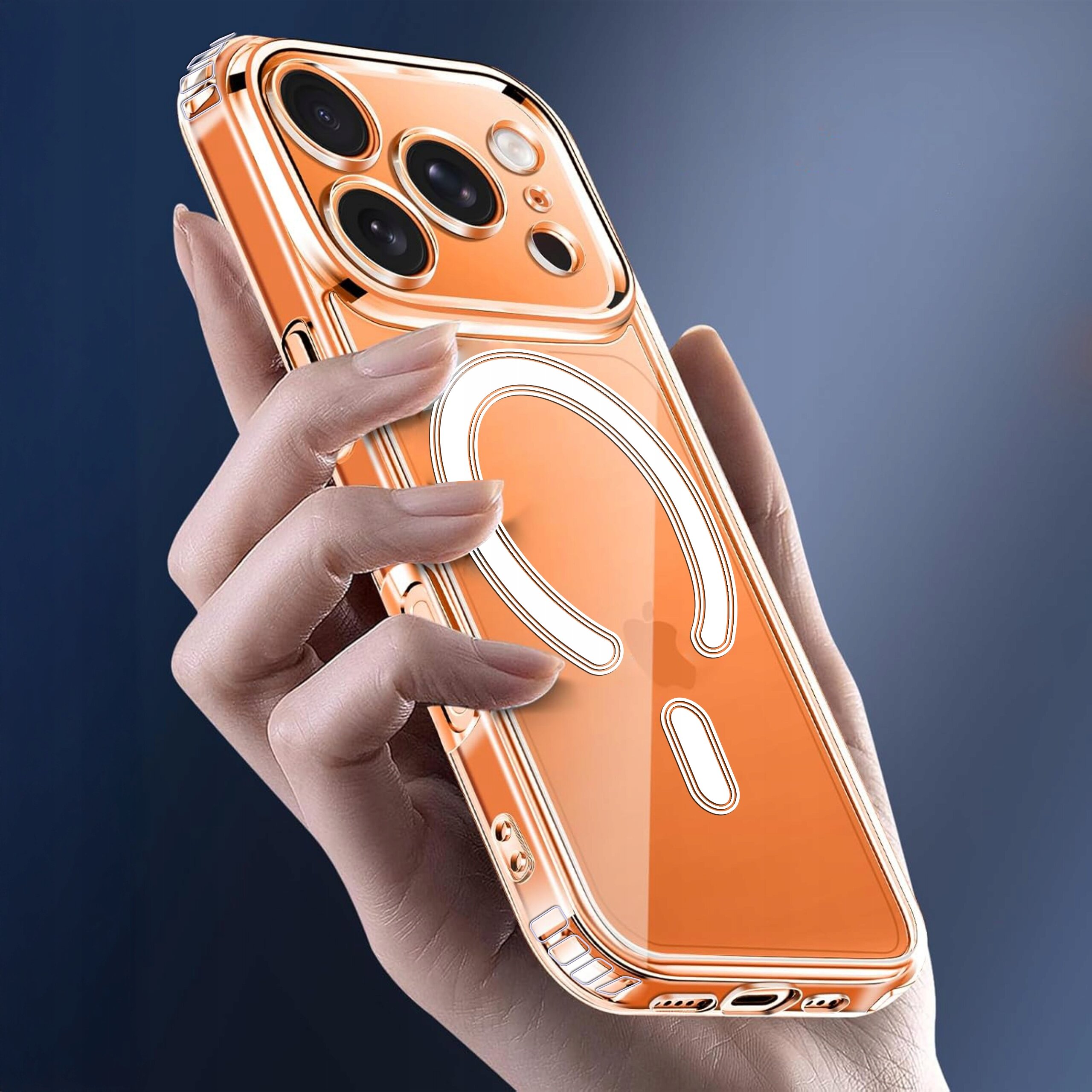 Osoba trzyma przezroczyste etui magnetyczne na telefon z widocznymi trzema dużymi obiektywami aparatu. Etui ma pomarańczowy odcień i widoczny symbol w kształcie litery \'Q\'.