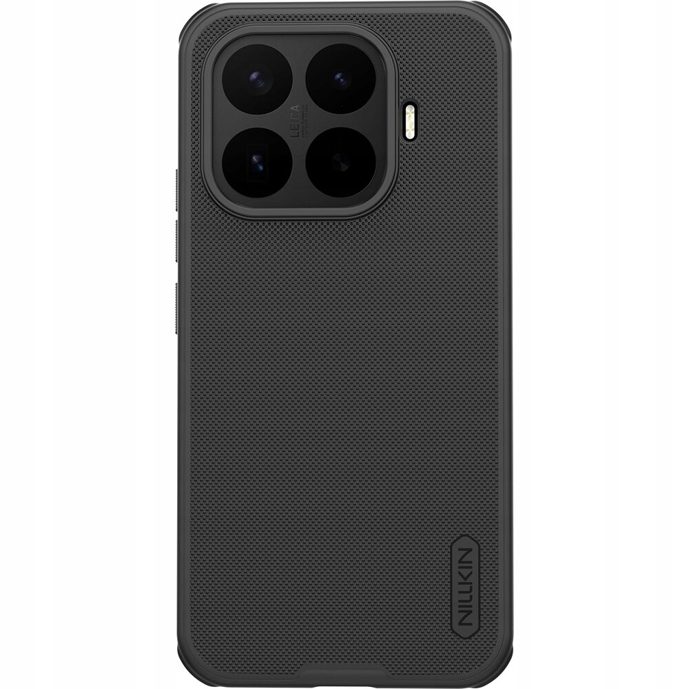 Czarne etui na telefon z teksturowaną powierzchnią i wycięciem na aparat z czterema obiektywami oraz napisem \'NILLKIN\'.