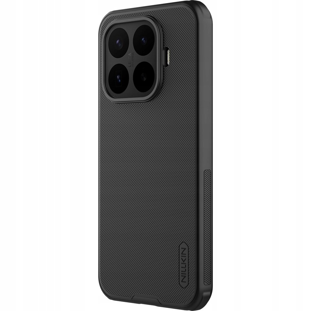 Czarne, matowe etui z teksturą, przeznaczone na telefon z dużym wycięciem na aparat. Na etui widoczne jest logo \'Nillkin\'.