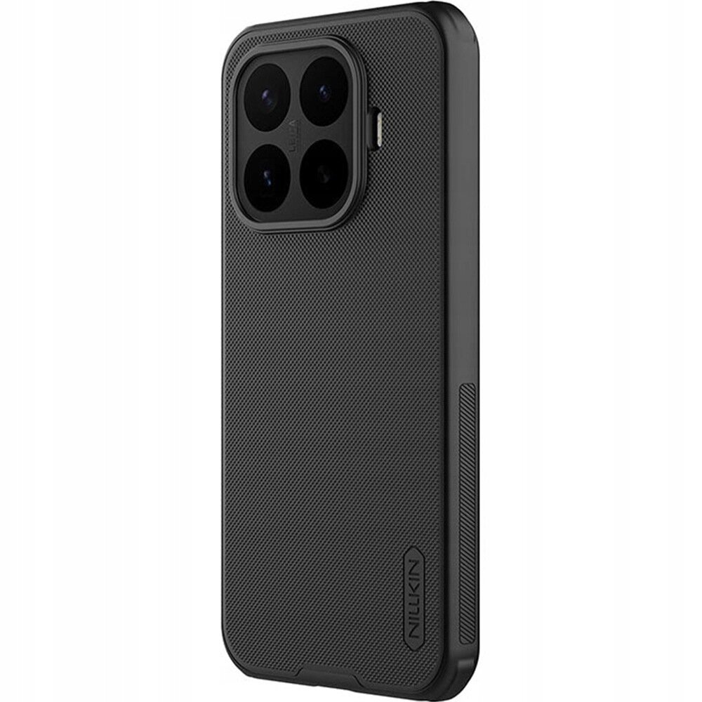 Czarne, matowe etui z teksturą, przeznaczone na telefon z dużym wycięciem na aparat. Na etui widoczne jest logo \'Nillkin\'.