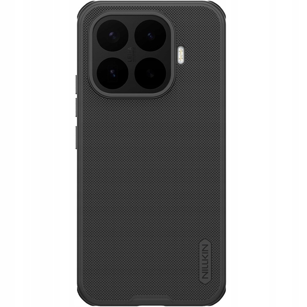 Czarne etui na telefon z teksturą antypoślizgową, posiada wycięcia na aparat i logo \'Nillkin\'.