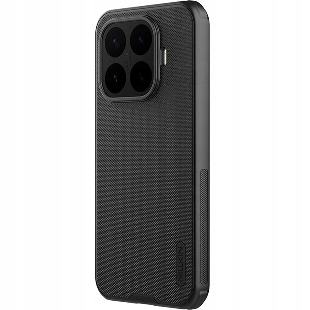 Czarne etui na telefon z matową, antypoślizgową powierzchnią i wycięciem na aparat z czterema otworami. Na etui widoczne jest logo \'Nillkin\'.