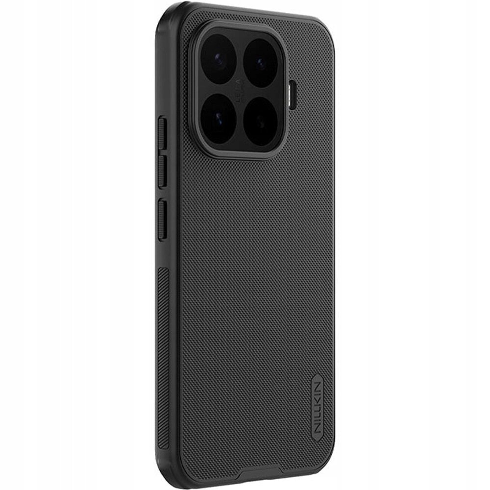 Czarne etui na telefon z matowym wykończeniem i teksturą antypoślizgową, posiada wycięcia na aparat i przyciski. Na etui widoczne jest logo \'Nillkin\'.