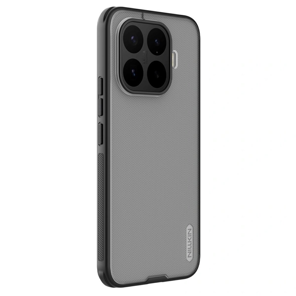 Etui na telefon z matowym wykończeniem i antypoślizgową powierzchnią, posiada wycięcia na aparat i przyciski. Na etui widoczne jest logo \'Nillkin\'.