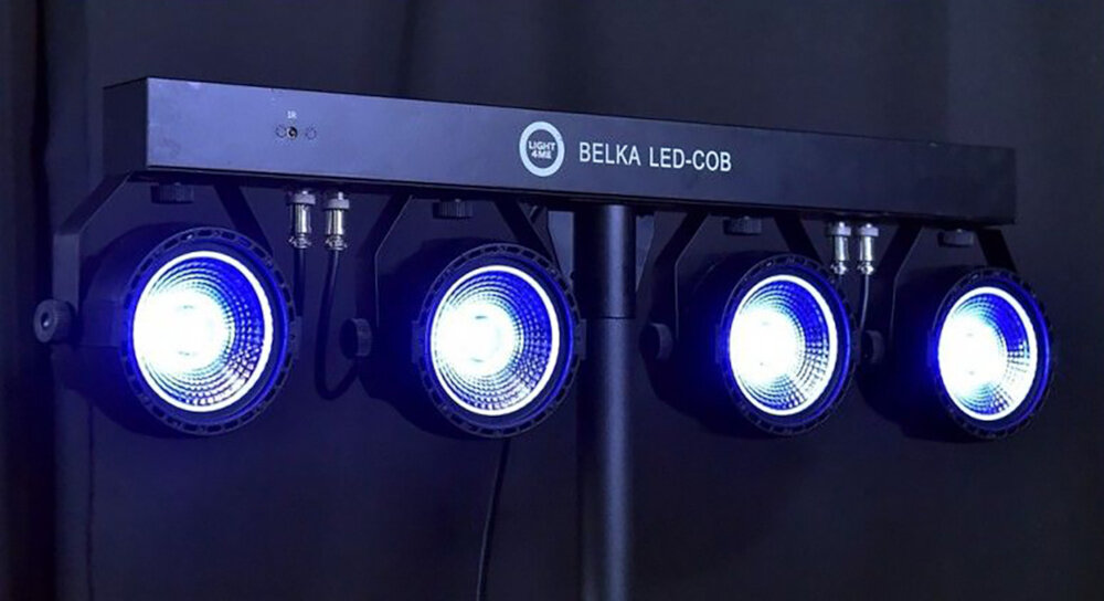 Na obrazie widoczna jest belka oświetleniowa z czterema reflektorami LED emitującymi niebieskie światło. Na belce znajduje się napis \'LIGHT4ME BELKA LED-COB\'.