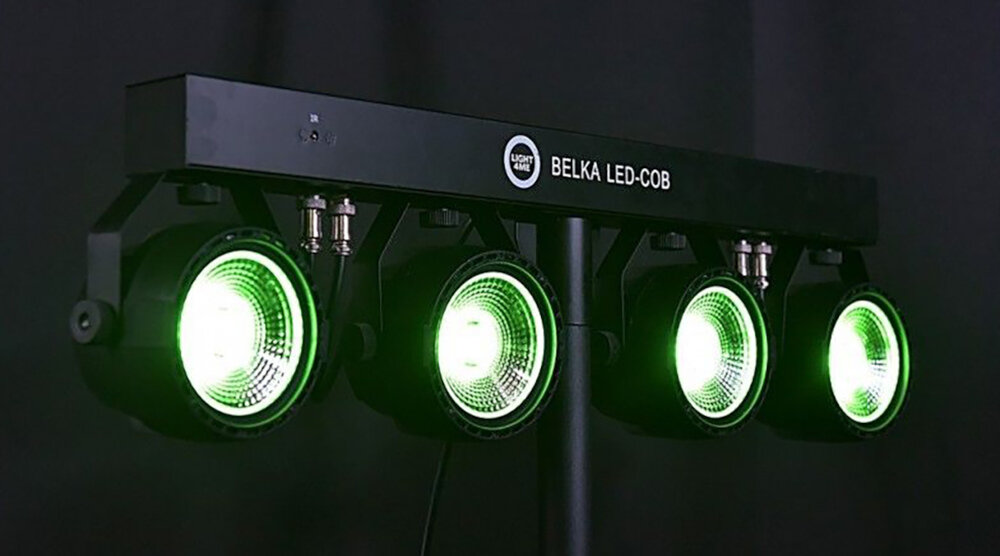 Na obrazie widoczna jest belka oświetleniowa z czterema reflektorami LED emitującymi zielone światło. Na belce znajduje się napis \'BELKA LED-COB\' oraz logo \'LIGHT4ME\'.