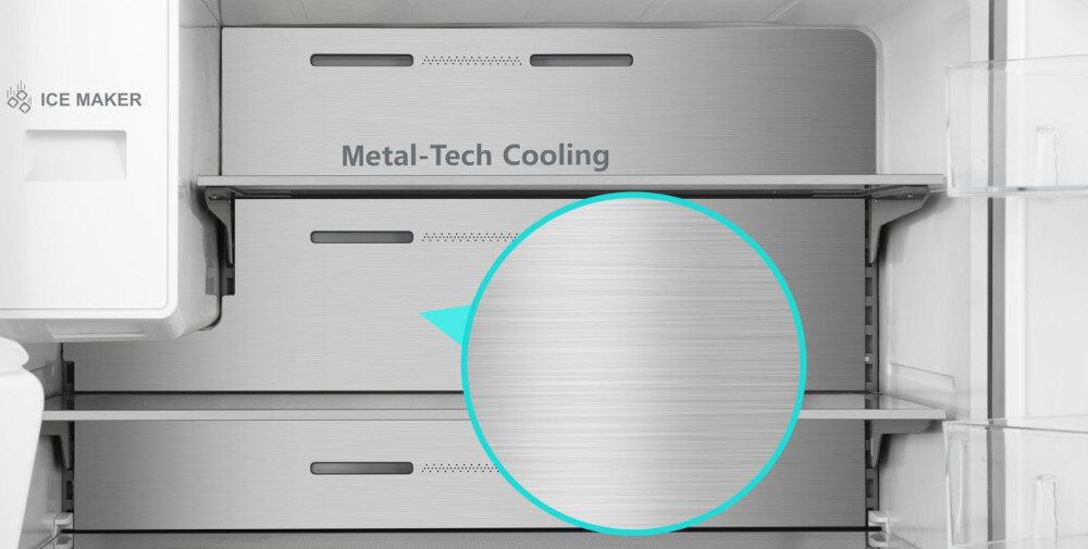 Wnętrze lodówki z widocznym napisem \'Metal-Tech Cooling\' na metalowej powierzchni. Po lewej stronie znajduje się sekcja oznaczona jako \'ICE MAKER\'.
