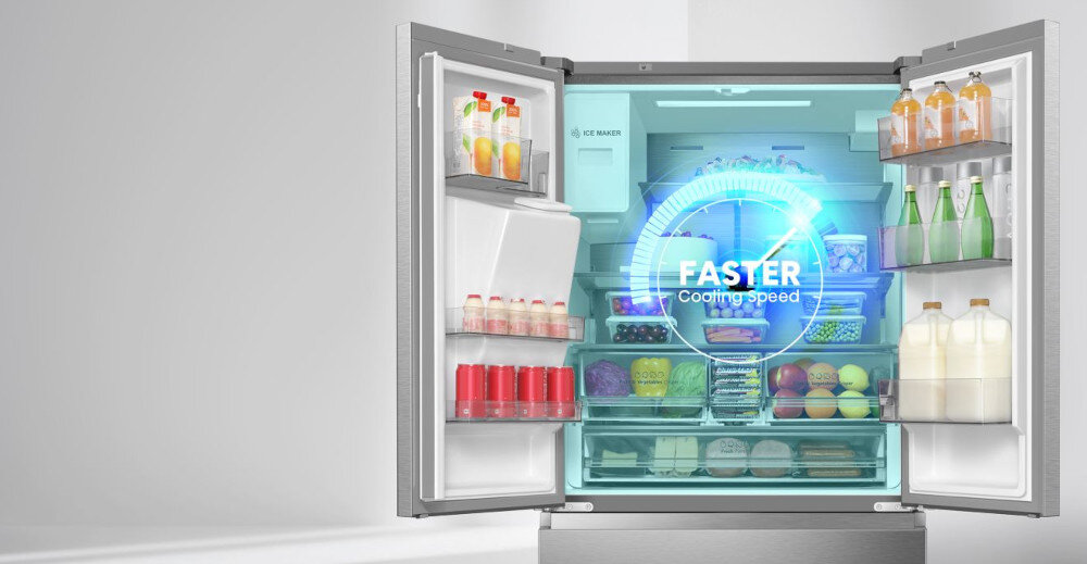 Otwarta lodówka z widocznymi półkami wypełnionymi różnymi produktami spożywczymi, takimi jak napoje, owoce i warzywa. Na drzwiach lodówki widoczny jest napis \'FASTER Cooling speed\'.