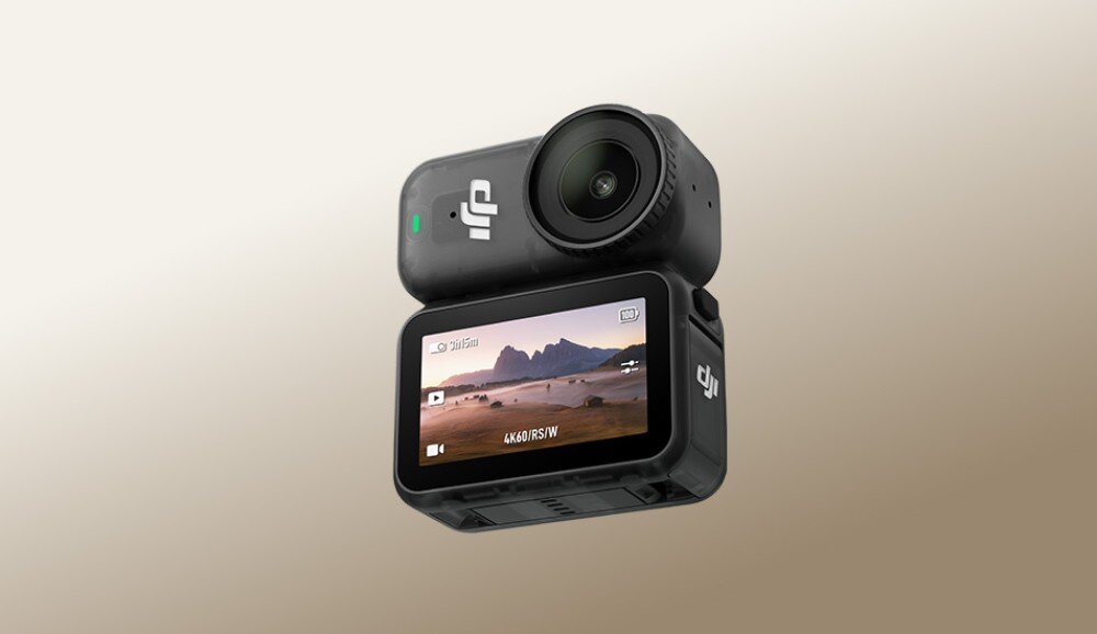 Kamera sportowa z dużym obiektywem i ekranem wyświetlającym krajobraz górski z tekstem \'4K60 R/S/W\'. Na obudowie widoczne jest logo \'DJI\'.