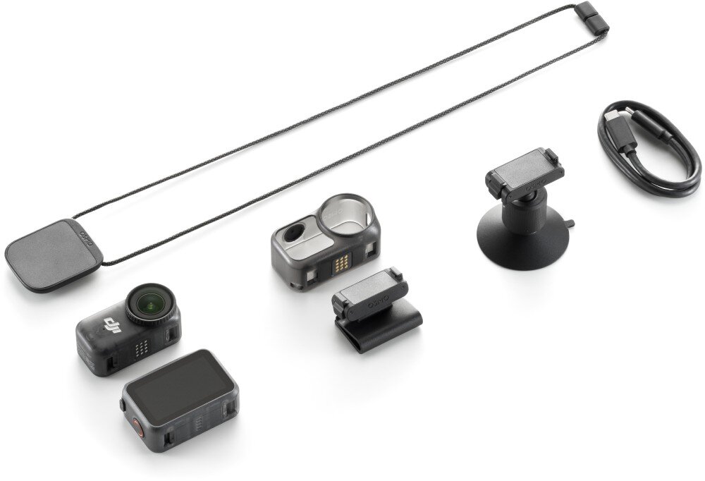 Na obrazie widoczny jest zestaw akcesoriów do kamery sportowej, w tym kamera, różne uchwyty, kabel oraz pasek. Na kamerze znajduje się logo \'DJI\'.