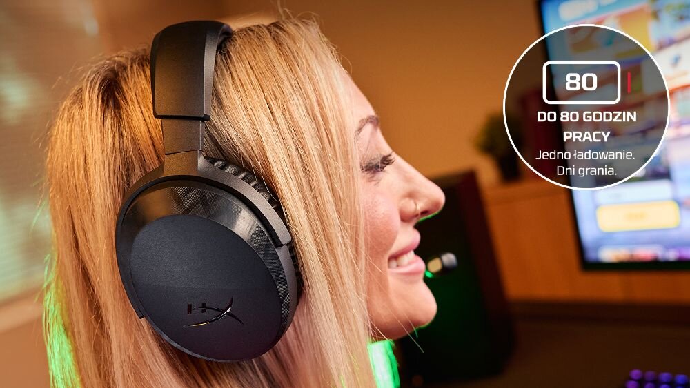 Słuchawki HYPERX Cloud Stinger 3 Wireless do 80 godzin rozrywki w trybie 2,4 GHz podczas długich sesji gamingowych, osoba z założonymi słuchawkami nausznymi