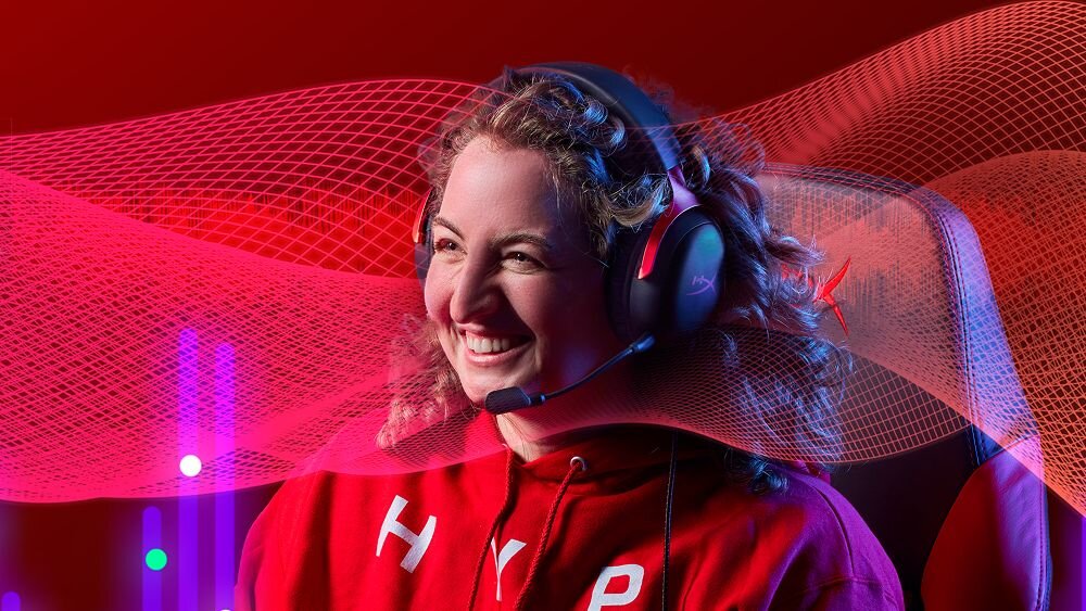 HYPERX Cloud III słuchawki gamingowe, przetworniki 53 mm, ustawienie pod kątem, szczegółowy dźwięk w grze, osoba z założonymi słuchawkami