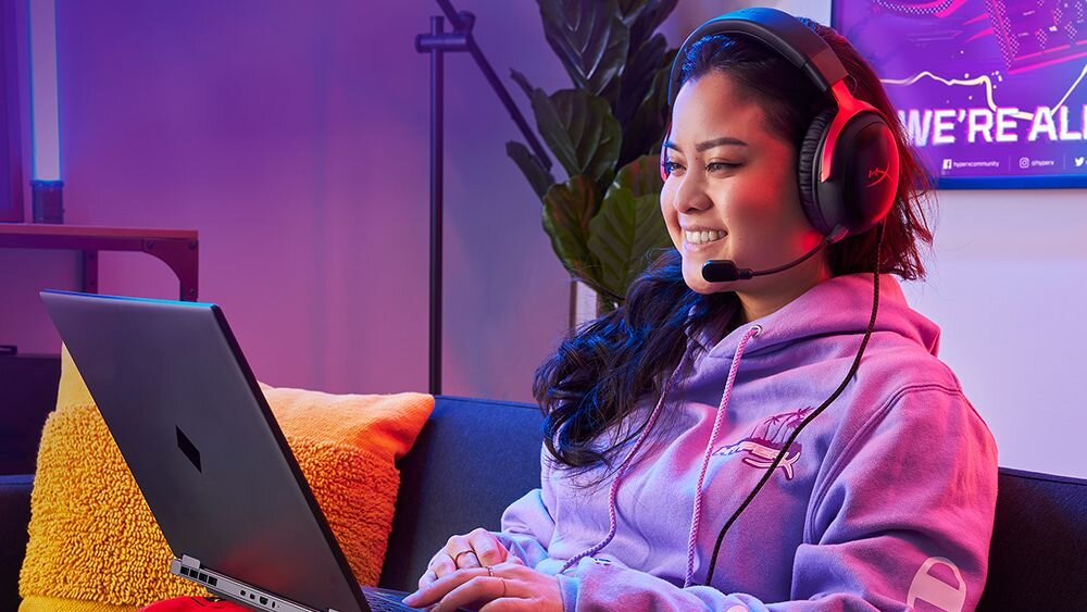 HYPERX Cloud III słuchawki gamingowe, pianka zapamiętująca kształt, nauszniki, pałąk, miękka skóra ekologiczna, komfort, osoba z założonymi słuchawkami