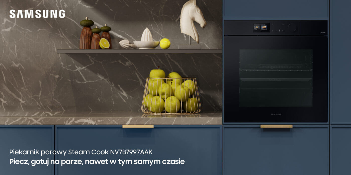 Piekarnik parowy Steam Cook NV7B7997AAK z kamerą dostępny w Media Expert Na obrazie widoczny jest czarny piekarnik w zabudowie z logo SAMSUNG, obok znajduje się półka z owocami i akcesoriami kuchennymi. Tekst na obrazie: \'Piekarnik parowy Steam Cook NV7B7997AAK Piecz, gotuj na parze, nawet w tym samym czasie\'.