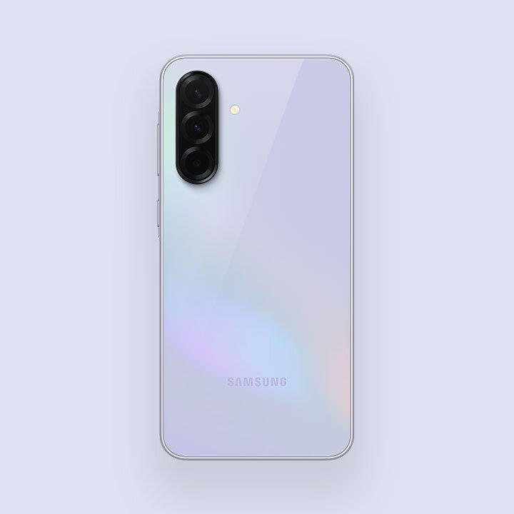 Na obrazie widoczny jest tył smartfona z trzema pionowo ułożonymi aparatami i logo \'SAMSUNG\'. Obudowa ma jasny, opalizujący kolor.