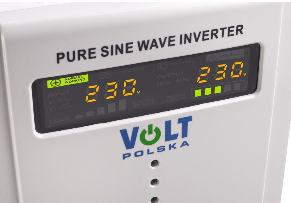 Na zdjęciu widoczny jest panel zasilacza UPS z wyświetlaczem pokazującym wartość 230V oraz napisem \'PURE SINE WAVE INVERTER\'. Poniżej znajduje się logo \'VOLT POLSKA\'.