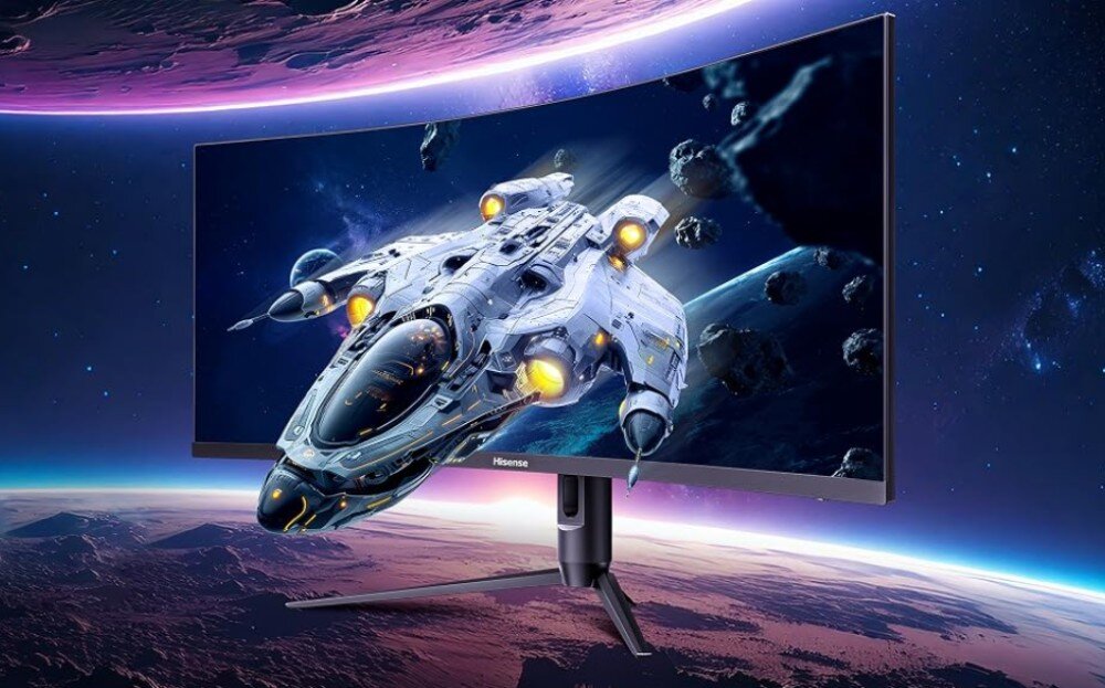 Monitor HISENSE 34G6Q Pro Szeroki, zagięty ekran ze stojakiem, pokazujący pojazd kosmiczny i planetę na tle usianego gwiazdami nieba