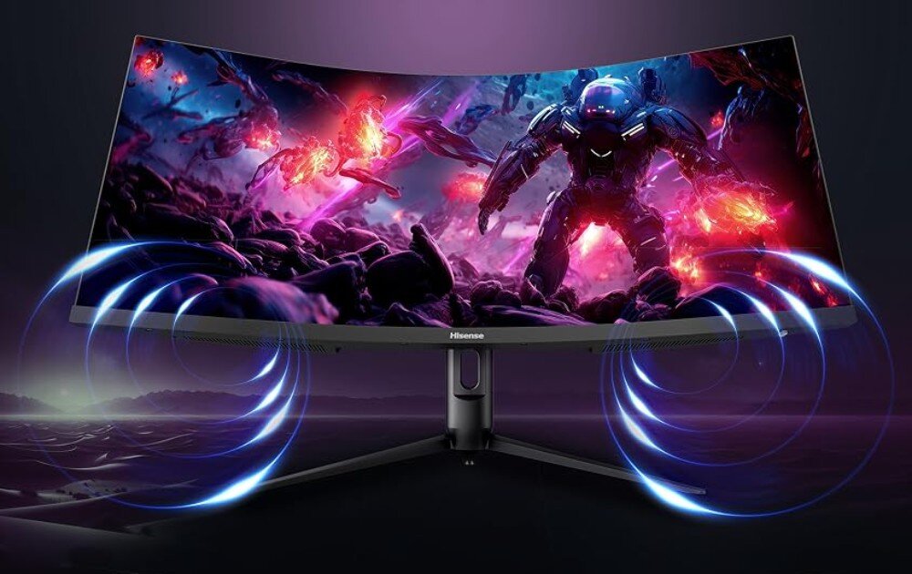 Monitor HISENSE 34G6Q Pro Zagięty ekran wyświetlający postać w zbroi, z rozchodzącymi się od dolnych krawędzi falistymi liniami symbolizującymi dźwięk