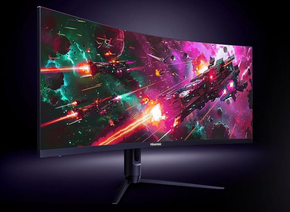 Monitor HISENSE 34G6Q Pro Szeroki, zagięty ekran ukazujący bitwę statków kosmicznych i wybuchy na tle fioletowo-zielonej przestrzeni