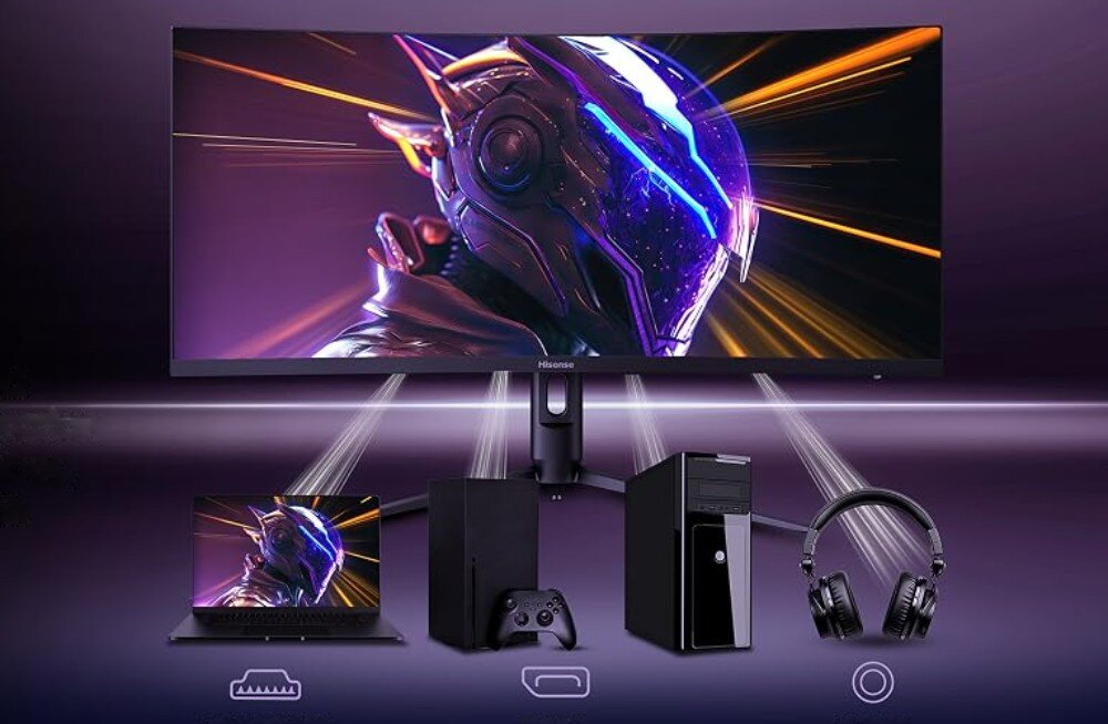 Monitor HISENSE 34G6Q Pro Ekran z grafika postaci w kasku, pod połączony z laptopem, konsolą, komputerem i słuchawkami za pomocą linii
