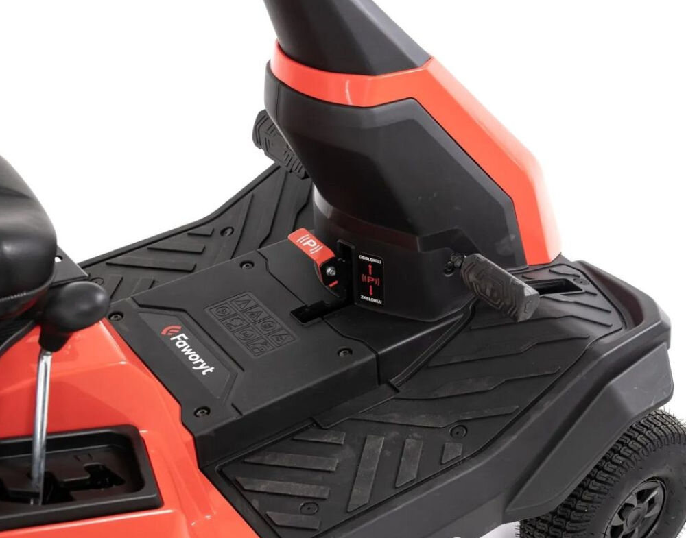 Traktor ogrodowy FAWORYT Rider DR66D224, przekładnia, płynność, manewrowanie, zwrotność, Zboczenie na podest dla nóg i lewarek hamulca postojowego.