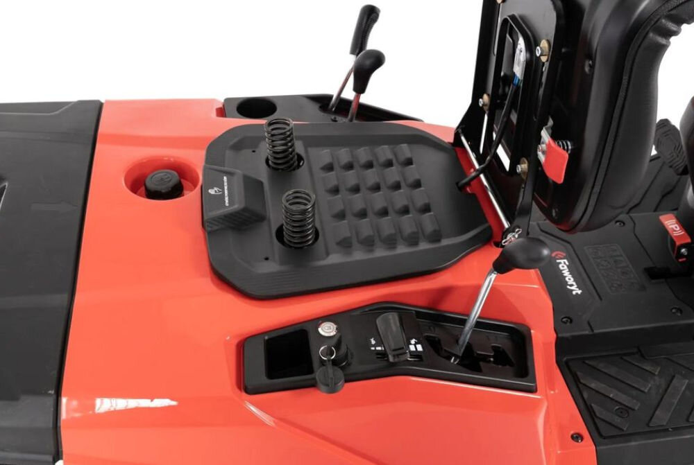 Traktor ogrodowy FAWORYT Rider DR66D224, regulacja, wysokość, dźwignia, trawnik, Zbliżenie na panel sterowania, stacyjkę oraz dźwignie przy fotelu operatora.