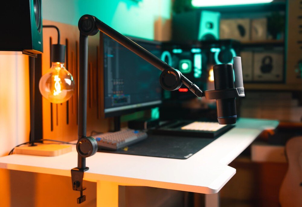 Mikrofon ENDORFY Solum 2 Boom Arm Mikrofon na regulowanym ramieniu przymocowanym do brzegu biurka ze stanowiskiem komputerowym