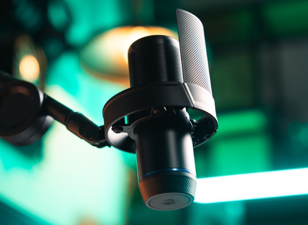 Mikrofon ENDORFY Solum 2 Boom Arm Mikrofon w koszu antywstrząsowym widoczny z dołu z logo producenta na spodzie