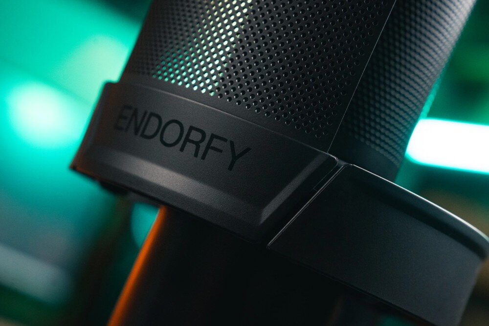 Mikrofon ENDORFY Solum 2 Boom Arm Zbliżenie na dolną krawędź metalowej osłony z tłoczonym napisem ENDORFY