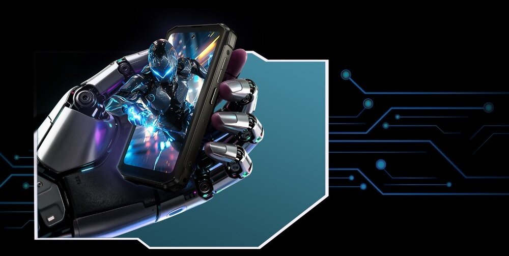 Robotyczna dłoń trzyma smartfon, na którego ekranie widoczna jest dynamiczna grafika przedstawiająca postać w zbroi. Tło jest ciemne z niebieskimi liniami przypominającymi obwody elektroniczne.
