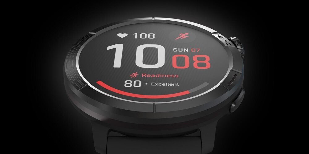 Smartwatch z okrągłym wyświetlaczem pokazuje czas 10:08, tętno 108, datę SUN 07 oraz wskaźnik \'Readiness 80 - Excellent\'. Na ekranie widoczne są ikony serca i biegnącej postaci.