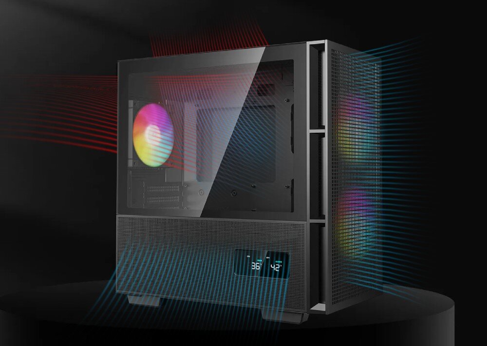 Komputer MAD DOG Powered By Asus DEEPCOOL360-U02DR32 Obudowa komputera z zaznaczonym schematem przepływu powietrza, widoczne kolorowe podświetlenie wentylatora i cyfrowy wyświetlacz z temperaturami, obudowa, format, wentylacja, porty, szklany bok