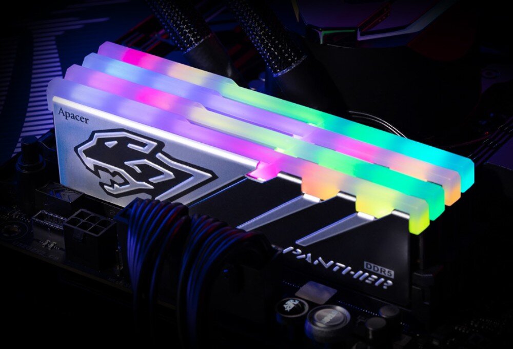 Komputer MAD DOG Powered By Asus DEEPCOOL360-U02DR32 Cztery zainstalowane moduły pamięci RAM z podświetleniem wielokolorowym, widocznym logo z głową pantery oraz napisem 'Apacer PANTHER DDR5'