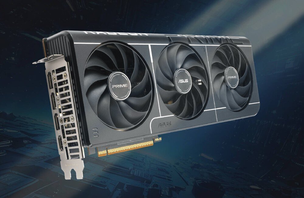 Komputer MAD DOG Powered By Asus DEEPCOOL360-U02WR32WH Karta graficzna z trzema wentylatorami widoczna z boku i góry, z logo 'PRIME' i 'ASUS' na obudowie, opis