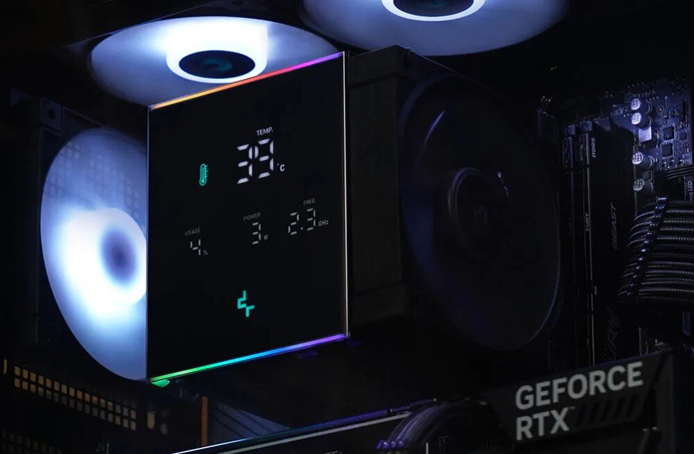 Komputer MAD DOG Powered By Asus DEEPCOOL360-U02WR32WH Czarny blok chłodzenia procesora z podświetlaną ramką i wyświetlaczem pokazującym temperaturę, zużycie, moc i taktowanie, zamontowany w komputerze, chłodzenie procesora, cyfrowy ekran, temperatura, podświetlenie