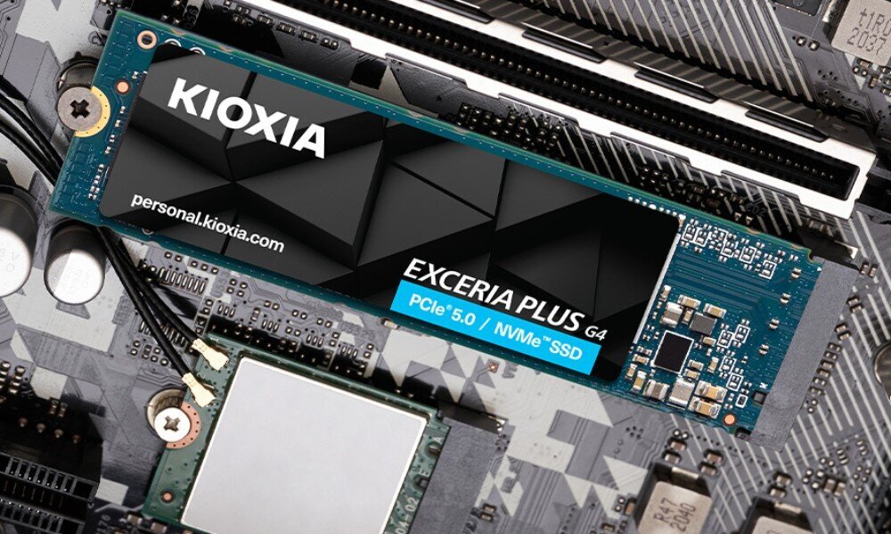 Komputer MAD DOG Powered By Asus DEEPCOOL360-U02WR32WH Zbliżenie na zainstalowany dysk SSD marki KIOXIA zamontowany na płycie głównej komputera, dysk, pojemność, interfejs