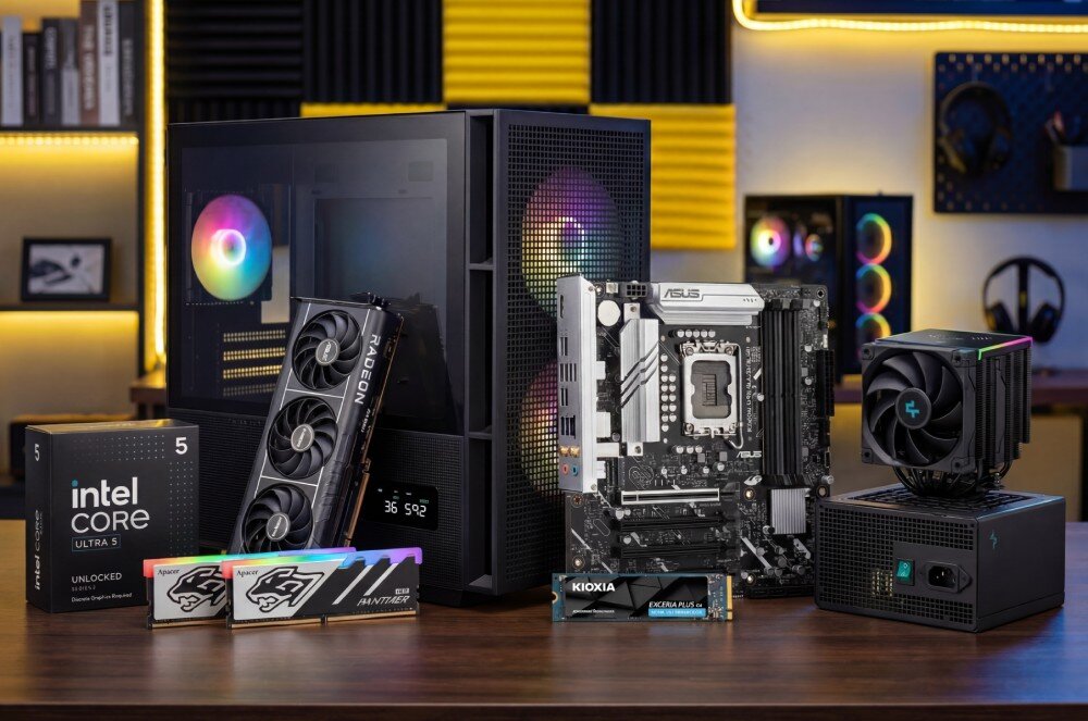 Komputer MAD DOG Powered By Asus DEEPCOOL360-U02WR32WP Komponenty komputerowe, w tym płyta główna, karta graficzna z trzema wentylatorami, procesor w pudełku i chłodzenie wodne, ułożone na czarnym blacie, podzespoły, przeznaczenie, testy
