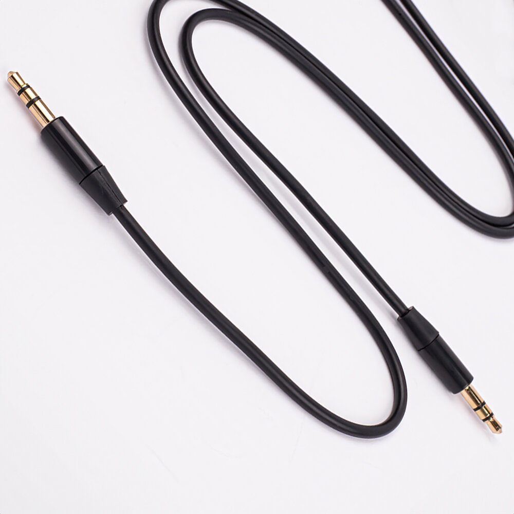 Czarny kabel audio z dwoma wtykami Jack 3,5 mm, każdy z pozłacanymi końcówkami. Kabel jest ułożony na jasnym tle.