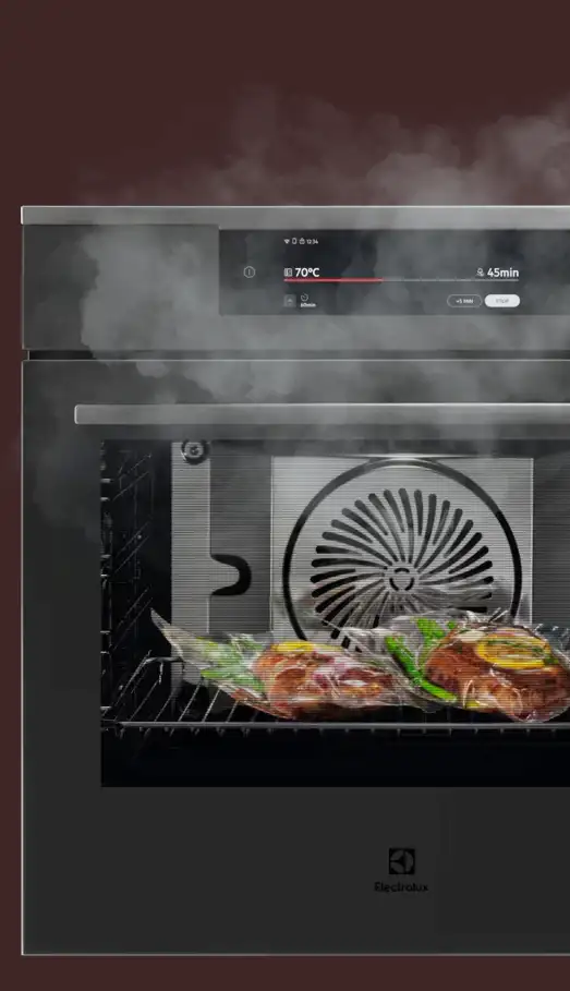 Piekarnik parowy z wyświetlaczem pokazującym temperaturę 70°C i czas 45 minut, wewnątrz którego znajdują się potrawy w folii. Na froncie widoczne jest logo Electrolux.