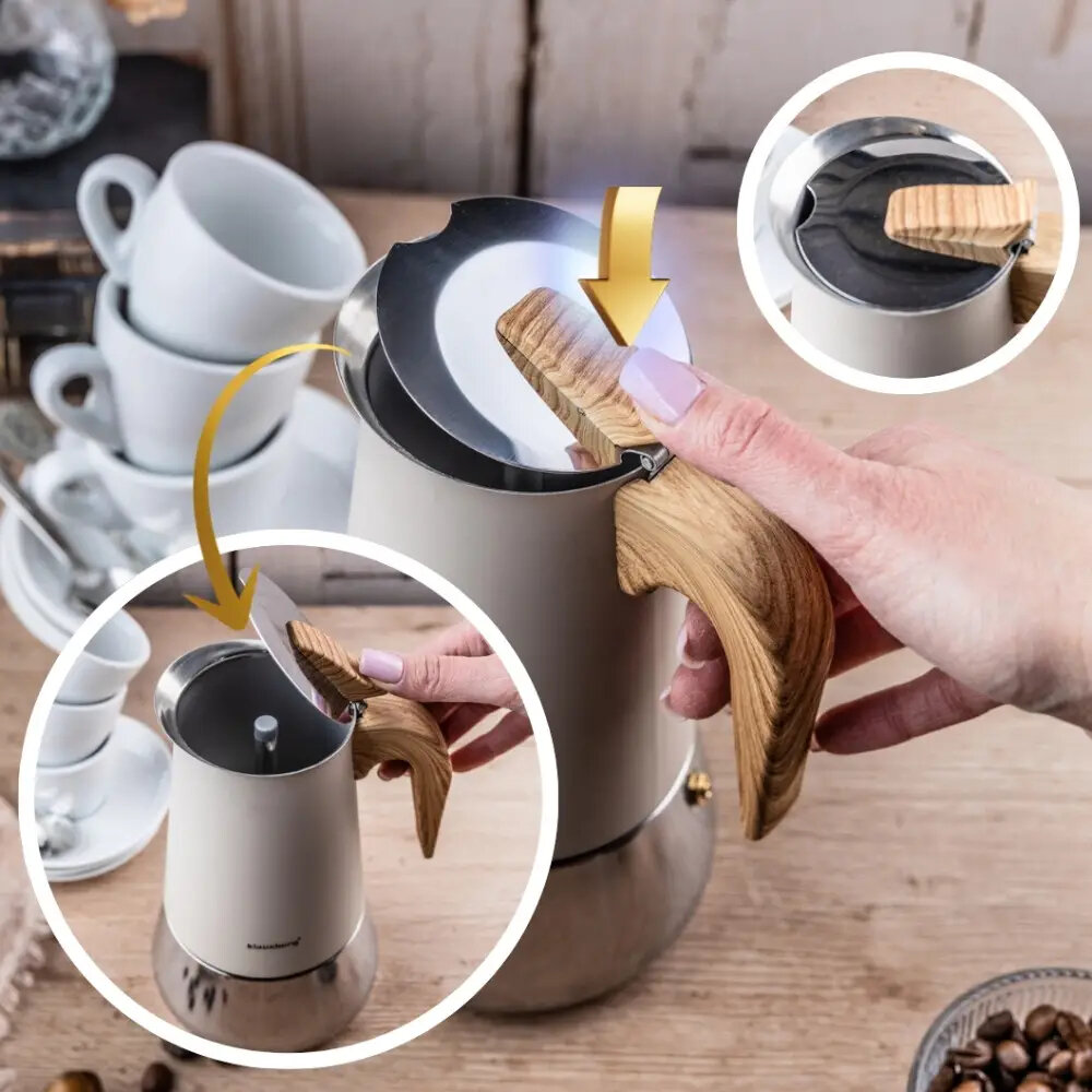 Na obrazie widoczna jest kawiarka z drewnianym uchwytem, trzymana przez osobę. W tle znajdują się filiżanki i ziarna kawy na stole.