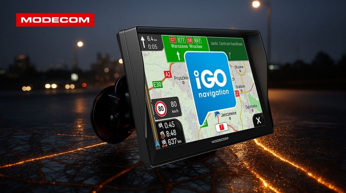 Na zdjęciu widoczna jest nawigacja samochodowa z wyświetlaczem pokazującym mapę i logo \'iGO navigation\'. W tle widać rozmyte światła miasta nocą, a w lewym górnym rogu znajduje się logo \'MODECOM\'.