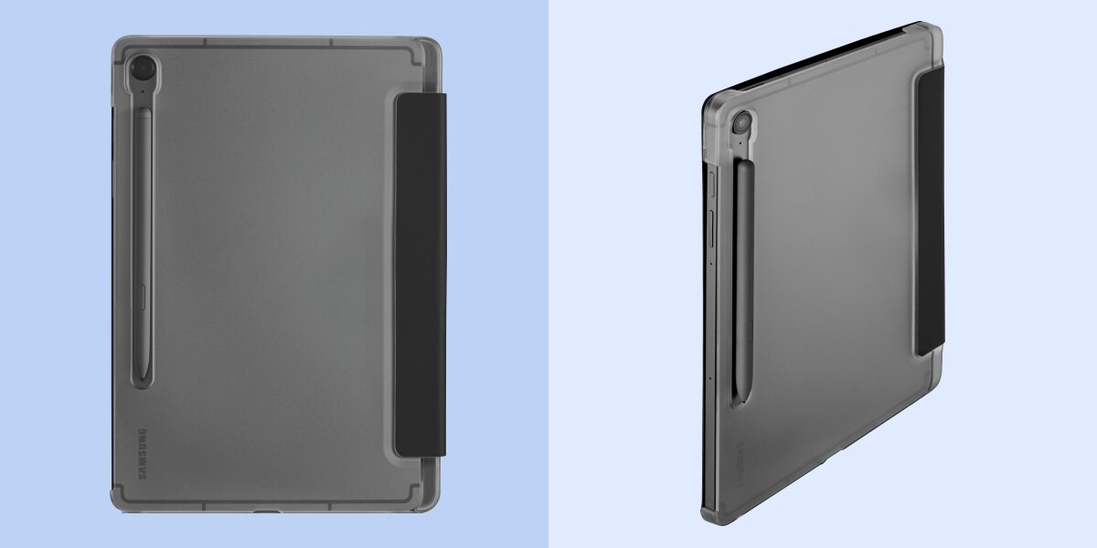 Obraz przedstawia czarne etui na tablet z przezroczystymi elementami, widoczne z dwóch perspektyw. Na etui znajduje się miejsce na rysik oraz logo \'SAMSUNG\'.